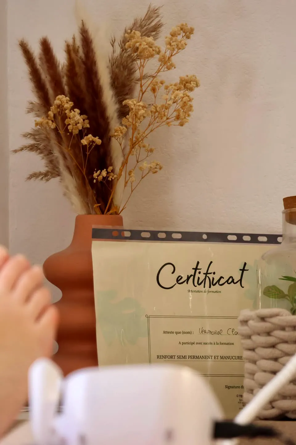 Le certificat de formation de Cloé, encadré au salon