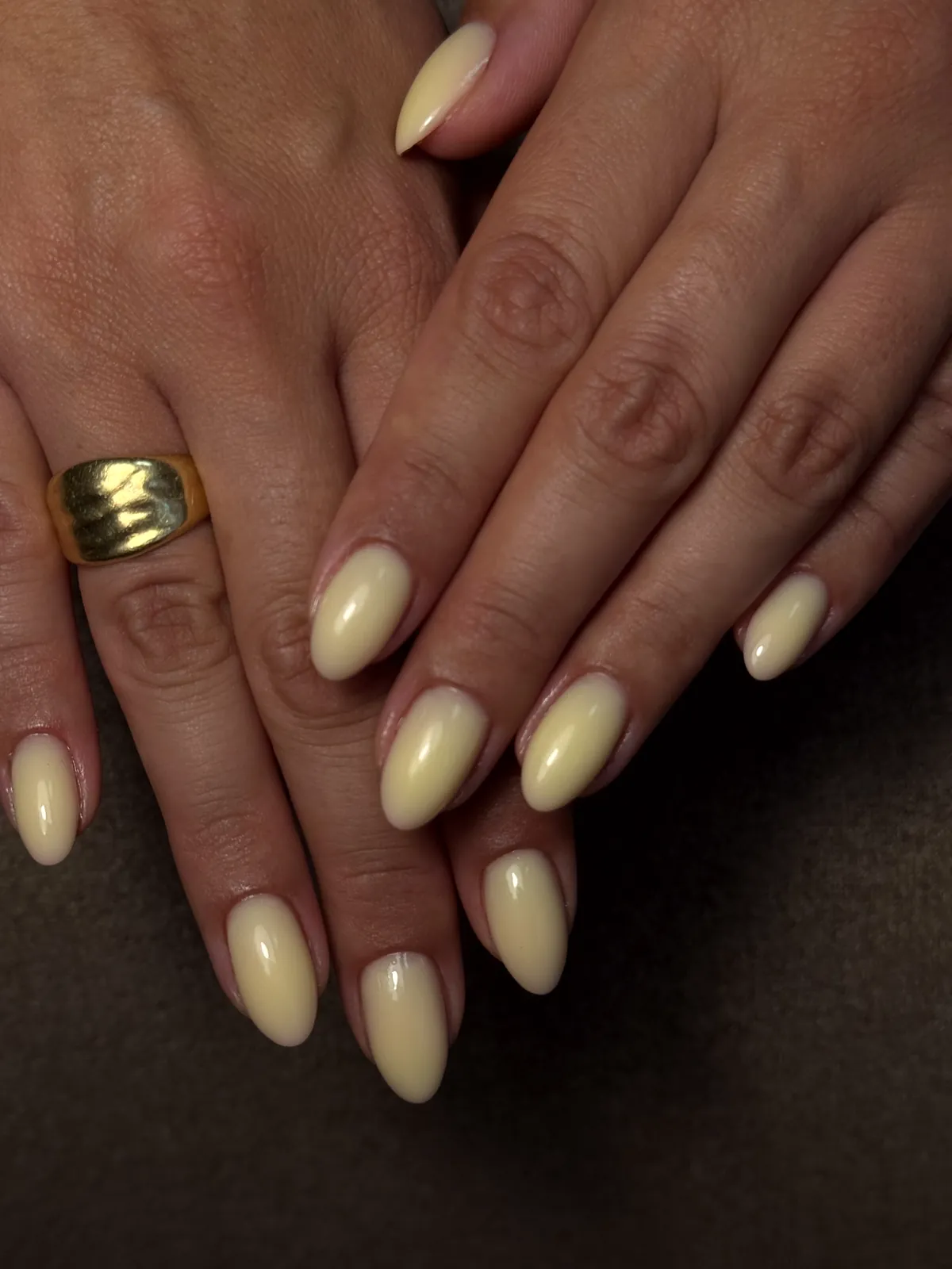 Vernis semi-permanent jaune pastel