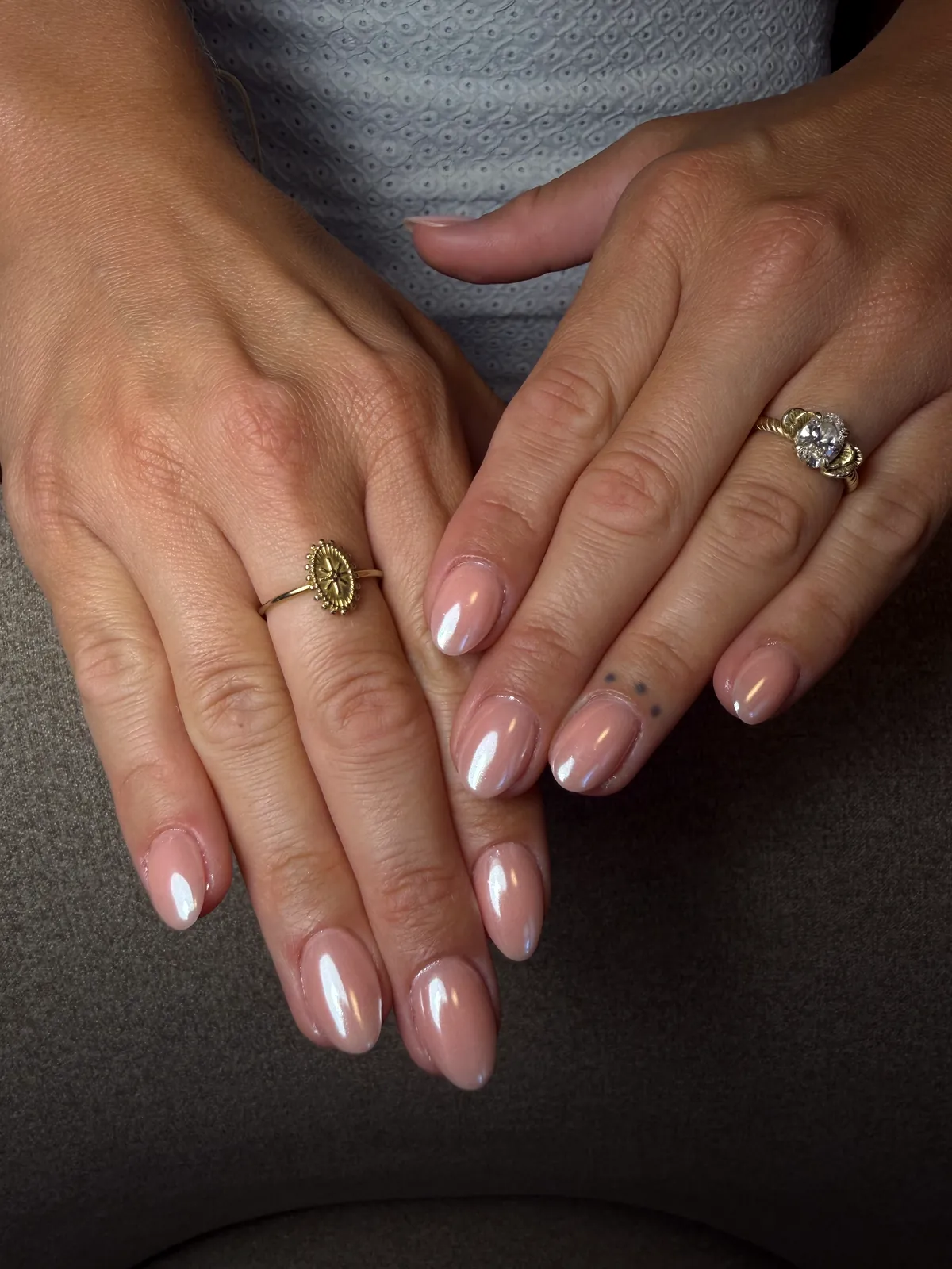 Semi-permanent nude brillant, ongles naturels